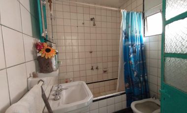 EXCELENTE CASA EN LOTE PROPIO CON 4 HABITACIONES, 2 BAÑOS, PATIO Y PARRILLAS