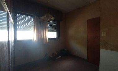 EXCELENTE CASA EN LOTE PROPIO CON 4 HABITACIONES, 2 BAÑOS, PATIO Y PARRILLAS