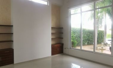 Se vende casa campestre en conjunto Altos de la Pradera