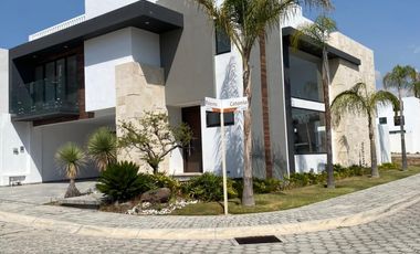 CASA EN RENTA MODERNA EN LOMAS DE ANGELOPOLIS