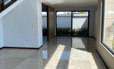 CASA EN RENTA MODERNA EN LOMAS DE ANGELOPOLIS