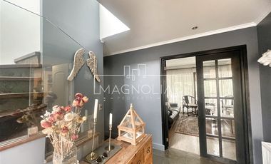 CASA EN VENTA A 11.900 UF CON GRAN TERRAZA CERRADA Y QUINCHO