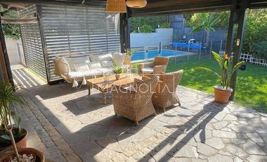 CASA EN VENTA A 11.900 UF CON GRAN TERRAZA CERRADA Y QUINCHO