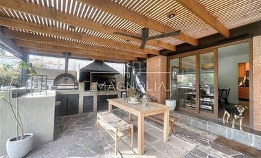 CASA EN VENTA A 11.900 UF CON GRAN TERRAZA CERRADA Y QUINCHO