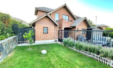 CASA EN VENTA A 11.900 UF CON GRAN TERRAZA CERRADA Y QUINCHO