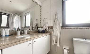 CASA EN VENTA A 11.900 UF CON GRAN TERRAZA CERRADA Y QUINCHO