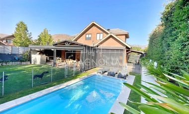 CASA EN VENTA A 11.900 UF CON GRAN TERRAZA CERRADA Y QUINCHO