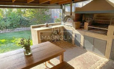 CASA EN VENTA A 11.900 UF CON GRAN TERRAZA CERRADA Y QUINCHO
