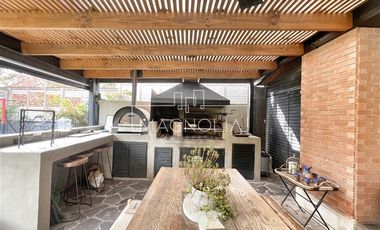 CASA EN VENTA A 11.900 UF CON GRAN TERRAZA CERRADA Y QUINCHO