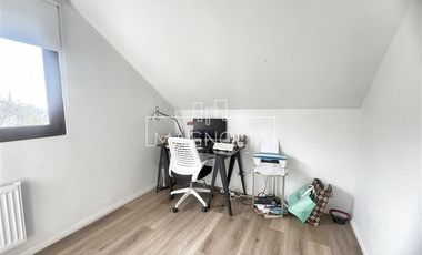 CASA EN VENTA A 11.900 UF CON GRAN TERRAZA CERRADA Y QUINCHO