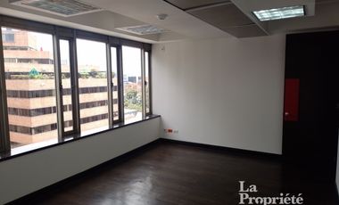 oficina en arriendo/venta en el nogal. Cod A209