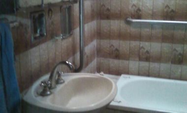 Casa americana en buen estado con 2 dormitorios en Barrio Almafuerte