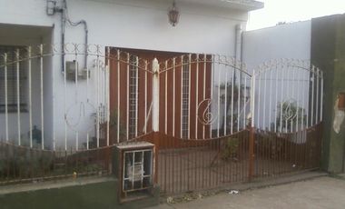 Casa americana en buen estado con 2 dormitorios en Barrio Almafuerte