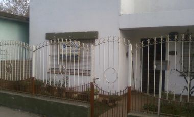 Casa americana en buen estado con 2 dormitorios en Barrio Almafuerte