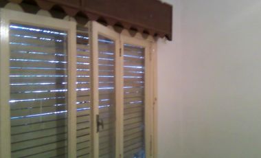 Casa americana en buen estado con 2 dormitorios en Barrio Almafuerte