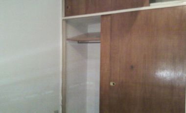 Casa americana en buen estado con 2 dormitorios en Barrio Almafuerte