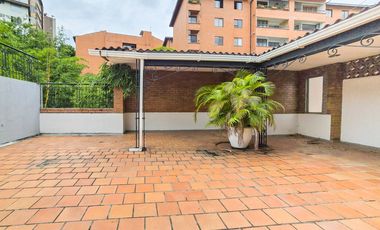 APARTAMENTO EN VENTA O RENTA OESTE EN EDIFICIO. Cod A10039