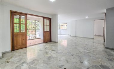 APARTAMENTO EN VENTA O RENTA OESTE EN EDIFICIO. Cod A10039