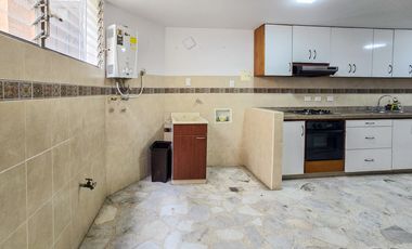 APARTAMENTO EN VENTA O RENTA OESTE EN EDIFICIO. Cod A10039