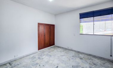 APARTAMENTO EN VENTA O RENTA OESTE EN EDIFICIO. Cod A10039
