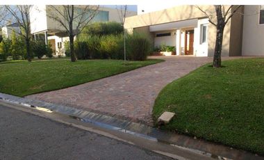 ALQUILER TEMPORARIO, NORDELTA EN EL EXCLUSIVO BARRIO DE CALETAS. DICIEMBRE, ENERO, FEBRERO Y MARZO