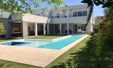 ALQUILER TEMPORARIO, NORDELTA EN EL EXCLUSIVO BARRIO DE CALETAS. DICIEMBRE, ENERO, FEBRERO Y MARZO