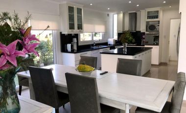 ALQUILER TEMPORARIO, NORDELTA EN EL EXCLUSIVO BARRIO DE CALETAS. DICIEMBRE, ENERO, FEBRERO Y MARZO