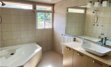 ALQUILO ESPECTACULAR casa Amueblada en Clayton.