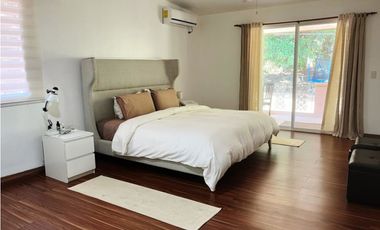 ALQUILO ESPECTACULAR casa Amueblada en Clayton.