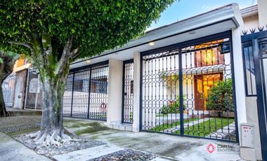 Casa en Venta en Bugambilias cerca centro comercial zona sur