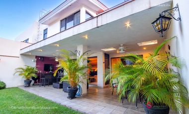 Casa en Venta en Bugambilias cerca centro comercial zona sur