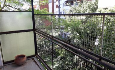 Excelente departamento a mts. estación Acassuso