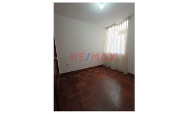 Acogedor Y Amplio Departamento En Urb. Santa Edelmira (3Er Piso)