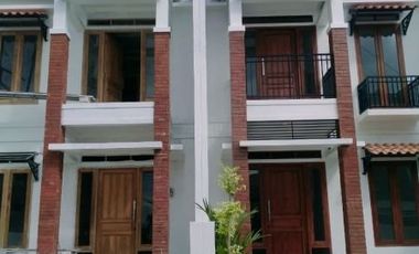 DIJUAL RUMAH SIAP HUNI TENGAH KOTA 2 LANTAI HARGA MURAH
