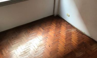 Excelente y amplio departamento de 4 ambientes.