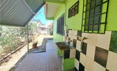 VENDO CASA CON POZO EN LAS LOMAS