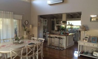 IMPONENTE PROPIEDAD ESTILO AMERICANO DE GRAN CATEGORIA