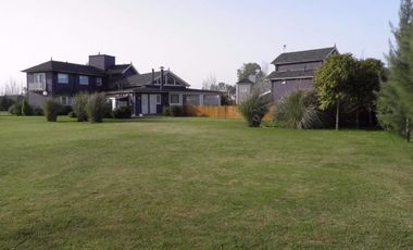 IMPONENTE PROPIEDAD ESTILO AMERICANO DE GRAN CATEGORIA