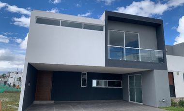 Casa nueva en venta de 3 recámaras con buen jardín, Lomas de Angelópolis 3.