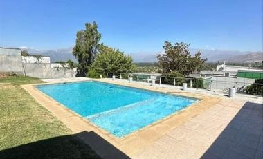 Vive en Pirque: Casa con Piscina, Gimnasio y Entorno Natural