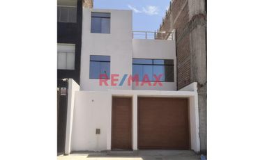 🌟 ¡Descubre tu futuro hogar en el encanto de Moche, Trujillo! 🌟

✨ ¡Estreno! Moderna casa de campo de 3 pisos, esperando por ti y tu familia. ✨

-