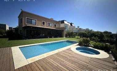 Venta de casa de 5 ambientes con cochera y piscina en Nuevo Quilmes