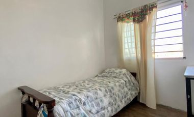 Casa de 3 o más AMBIENTES ubicada a 500 metros de la Avenida Hipólito Yrigoyen.