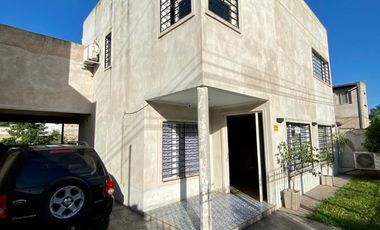 Casa de 3 o más AMBIENTES ubicada a 500 metros de la Avenida Hipólito Yrigoyen.