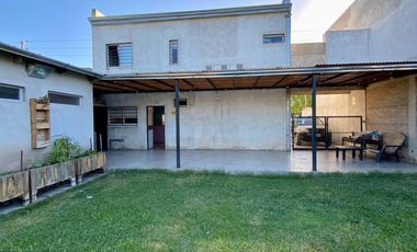 Casa de 3 o más AMBIENTES ubicada a 500 metros de la Avenida Hipólito Yrigoyen.