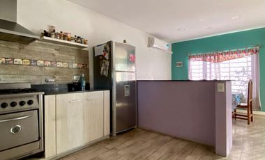 Casa de 3 o más AMBIENTES ubicada a 500 metros de la Avenida Hipólito Yrigoyen.