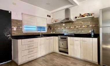 Casa de 3 o más AMBIENTES ubicada a 500 metros de la Avenida Hipólito Yrigoyen.