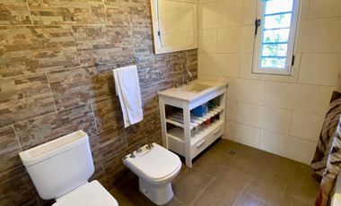 Casa de 3 o más AMBIENTES ubicada a 500 metros de la Avenida Hipólito Yrigoyen.