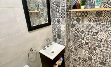 Casa de 3 o más AMBIENTES ubicada a 500 metros de la Avenida Hipólito Yrigoyen.