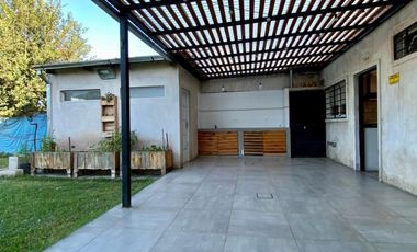 Casa de 3 o más AMBIENTES ubicada a 500 metros de la Avenida Hipólito Yrigoyen.